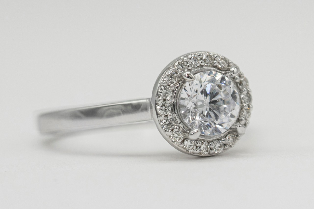 A halo around a round cut diamond